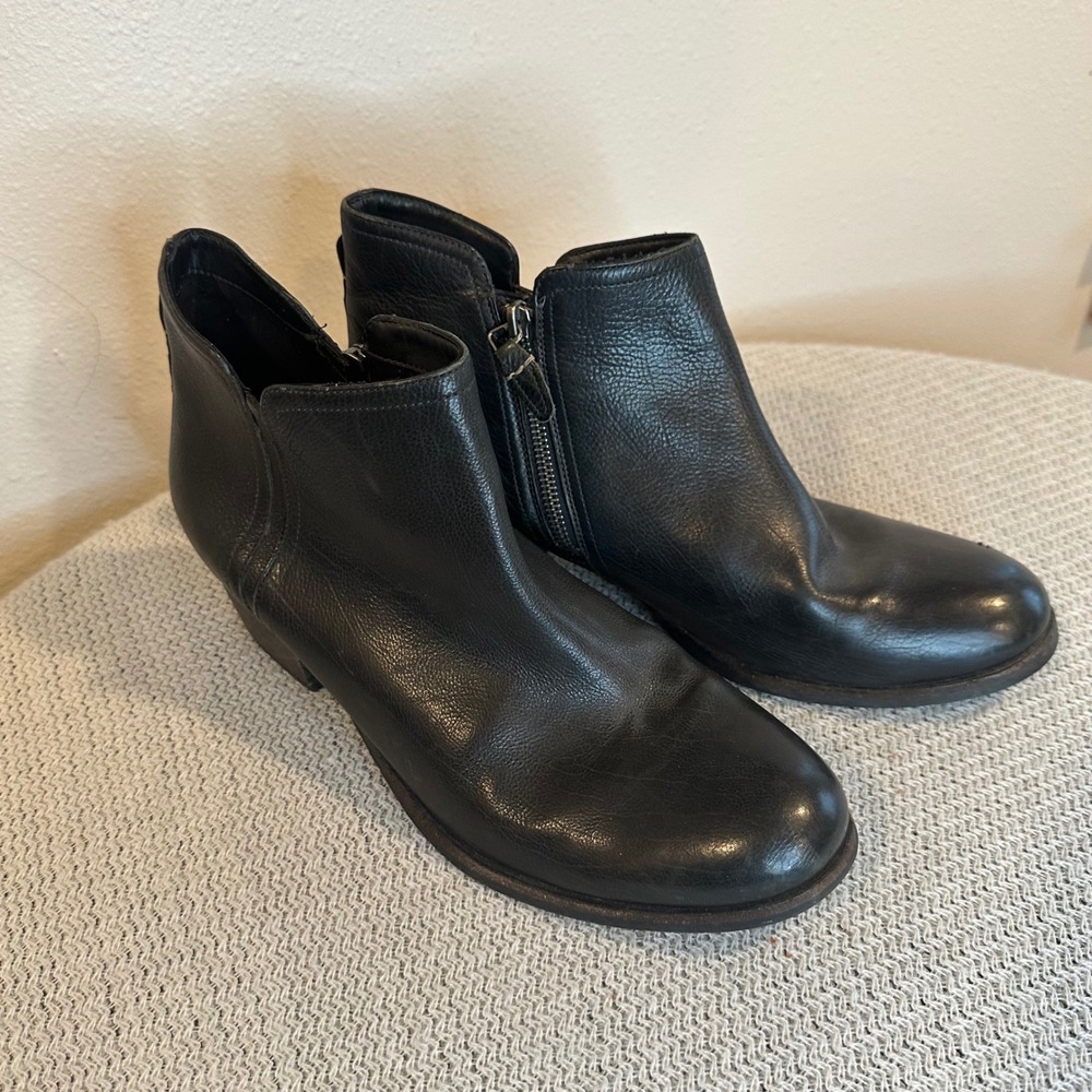 Clarks Ankle Boots Women Size 11 Black Leather Block Heel Zip Up Classic Booties
